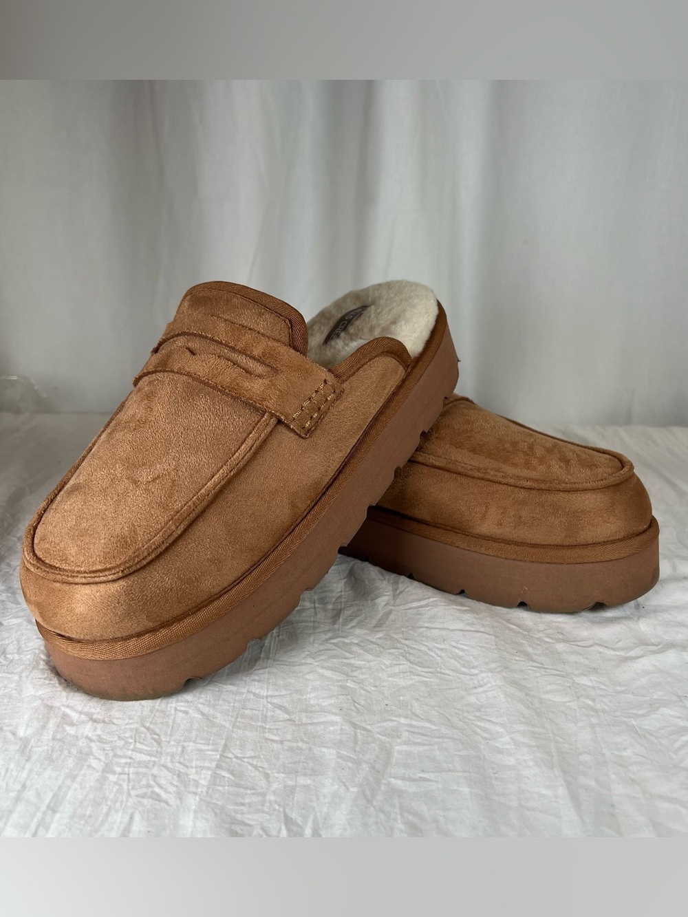 Women’s sz9-10 Cozy SlipOn Clogs in Tan Shearling Footbed Penny Loafer Detail